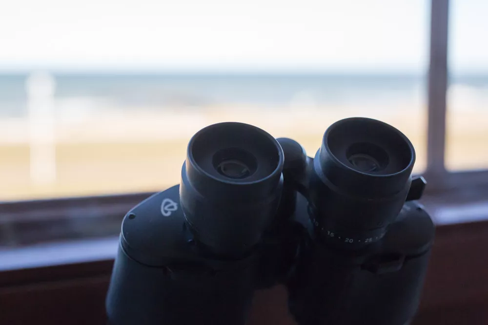 Fernglas-auf-den-zimmern-mit-meerblick-ostsee
