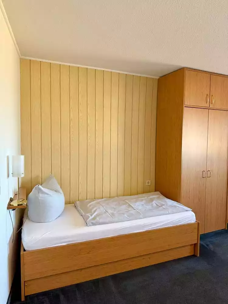 Einzelbett des 1-Raum Appartements im Hotel Strandräuber am Ostseestrand