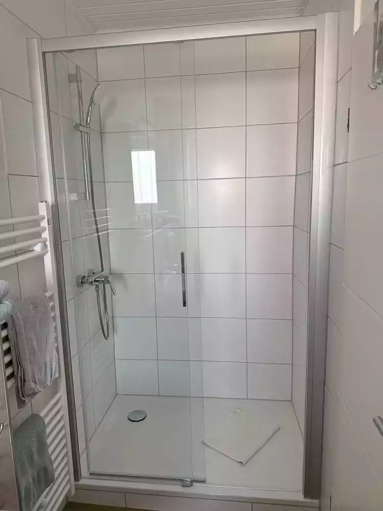 Bad mit Dusche im 2-Raum Appartement