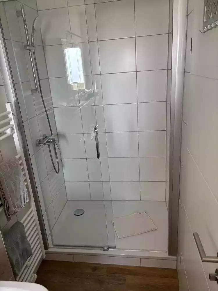 Bad mit Dusche im 2-Raum Appartement