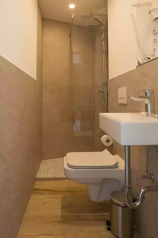 Badezimmer mit Dusche in der Familienkoje