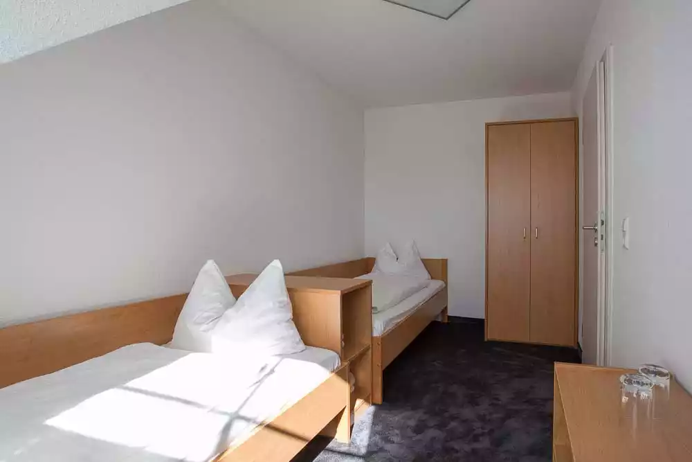 zwei Einzelbetten in der Familienkoje - ein Zimmer im Hotel Strandräuber an der Ostsee
