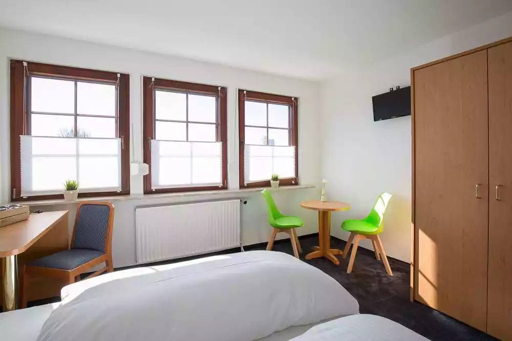 Anderer Blickwinkel zum Fenster und zur Sitzecke in der Familienkoje